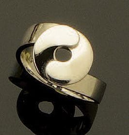 DINH VAN
Bague en or gris 18K (750/oo) modèle...