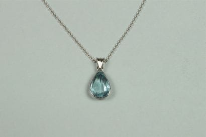 Pendentif en or gris 18K (750°/oo) orné d'une...