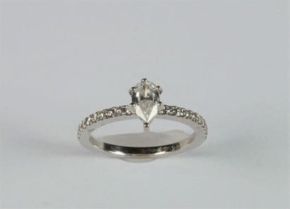 Bague en or gris 18K (750/oo sertie d'un...