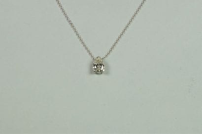 Pendentif en or gris 18K (750/oo) orné d'un...