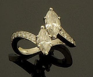 Bague croisée en or gris 18K (750/oo) ornée...