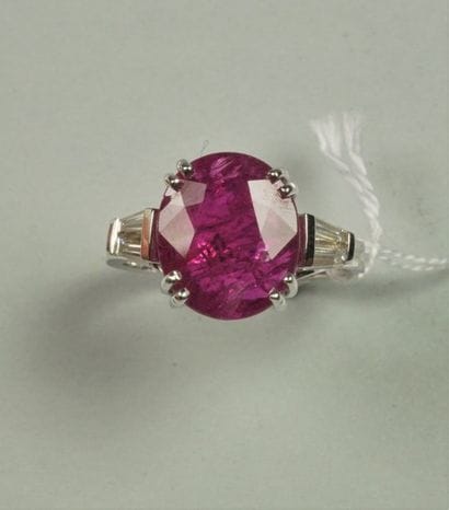 Bague en or gris 18K (750/oo) centrée d'un...