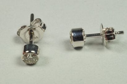 Paire de clous d'oreilles en or gris 14k...