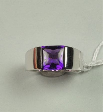 CARTIER
Bague en or gris 18K (750/oo) ornée...