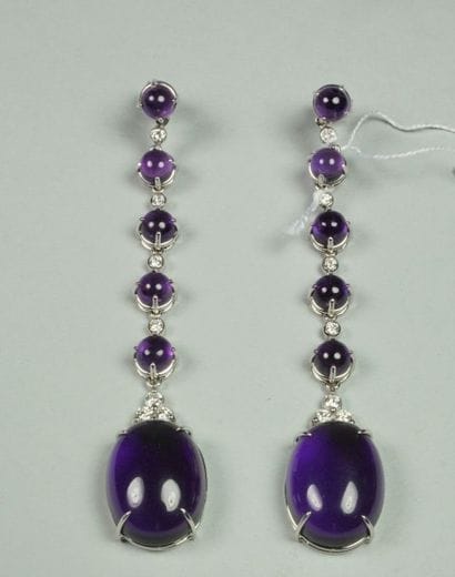 Paire de longs pendants d'oreilles en or...