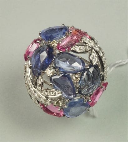 Bague ovale bombée en or gris 18K (750/oo)...