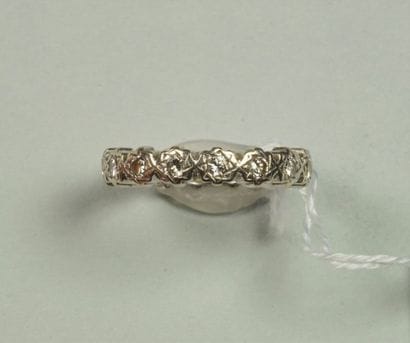 Alliance en or gris 18K (750/oo) ornée de...