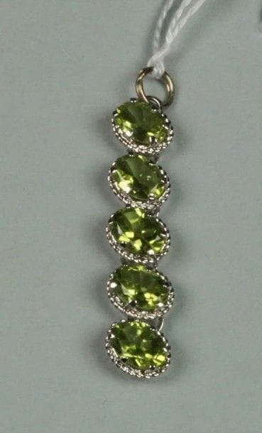 Pendentif articulé en or gris 18K (750/oo)...