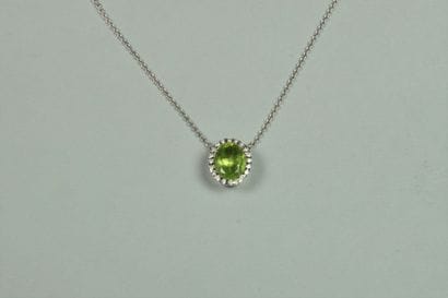 Pendentif en or gris 18K (750/oo) orné d'un...