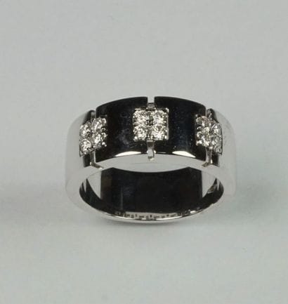 Anneau en or gris 18K (750/oo) agrémenté...