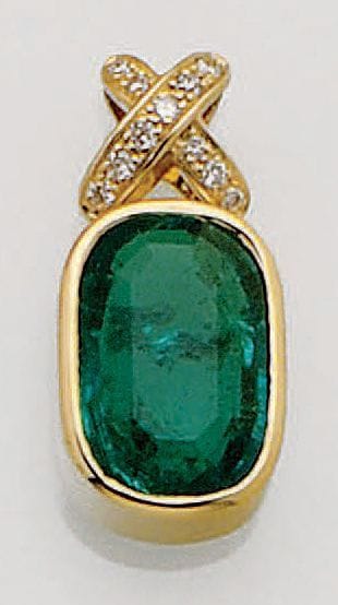 Pendentif centrée d'une émeraude ovale pesant...
