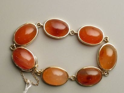 Bracelet composé de sept cabochons d'agate...