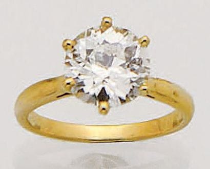 Bague solitaire en or jaune 18K (750/oo)...