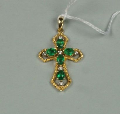 Croix en or jaune 18K (750/oo) ornée de cinq...