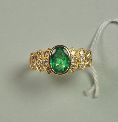 Bague en or jaune 18K (750/oo) centrée d'une...
