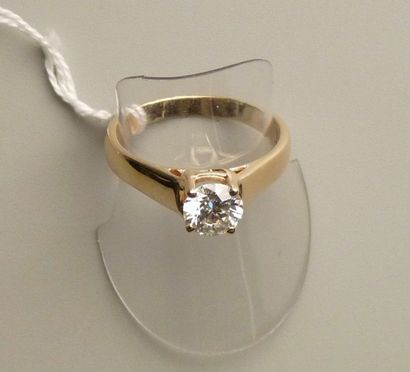 Bague solitaire en or jaune 18K (750/oo)...