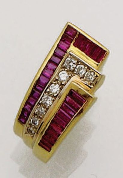 Bague asymétrique en or jaune 18K (750/oo)...