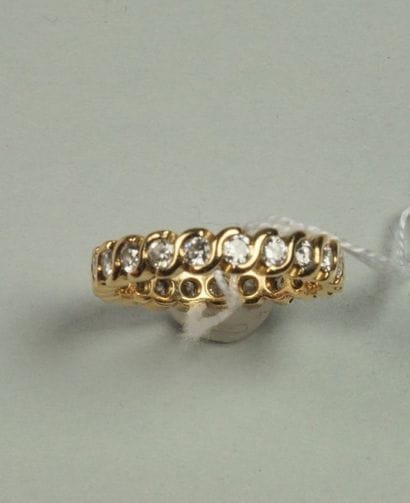 Alliance en or jaune 18K (750/oo) ornée de...