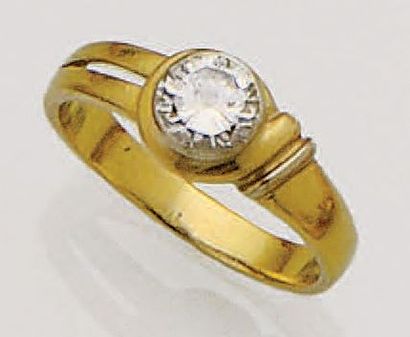 Bague en or jaune 18K (750/oo) sertie d'un...