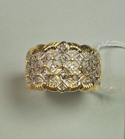 Bague Jonc plat à décor de résille ajourée...