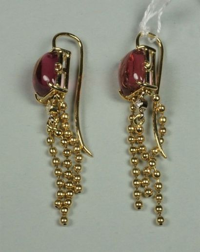 Paire de pendants d'oreilles en or jaune...