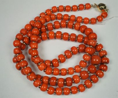 Long collier de perles de corail tonneau...