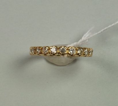 Alliance en or jaune 18K (750/oo) sertie...