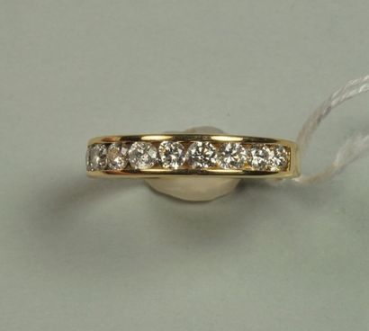 Demi alliance en or jaune 18K (750/oo) ornée...