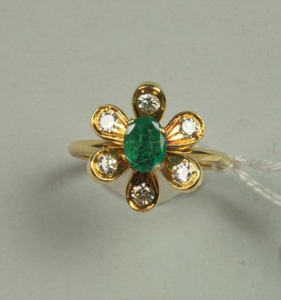 Bague en or jaune 18K (750/oo) à décor floral...