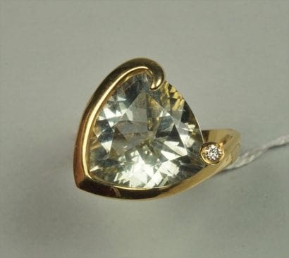 Bague en or gris 18K (750/oo) sertie d'une...
