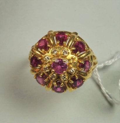 Bague dôme en or jaune 18K (750/oo) sertie...
