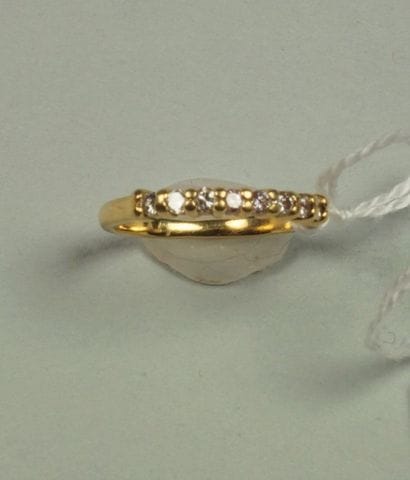 Demi alliance en or jaune 18K (750/oo) ornée...