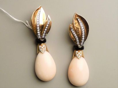 Paire de pendants d'oreilles en or jaune...