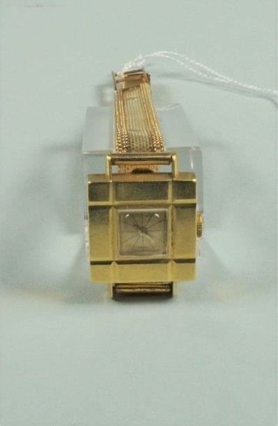 UNIVERSAL GENEVE
Montre de dame en or jaune...