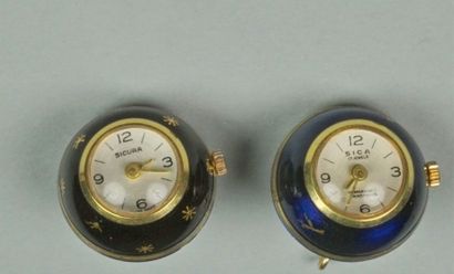 Lot de deux montres pendentif boules en métal...