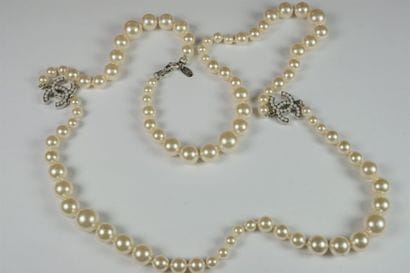 CHANEL Sautoir composé de perles fantaisies...