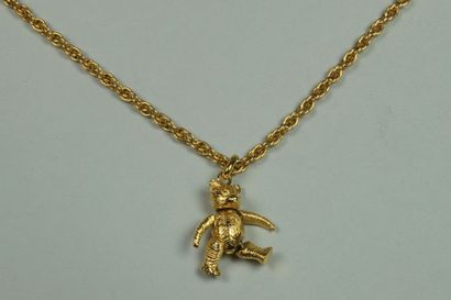 Chaîne en métal doré et son pendentif ou...