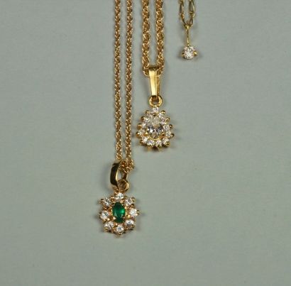 Lot de trois chaînes et leurs pendentifs...