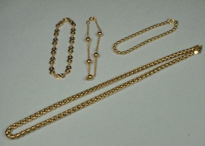 Lot comprenant trois bracelets et un collier...