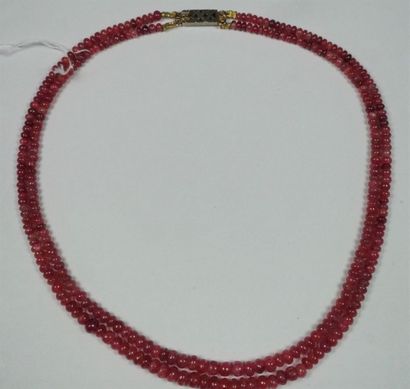 Collier double rangs de perles de rubis,...