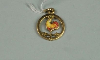 Pendentif rond en or jaune 18K (750/oo) ajouré...