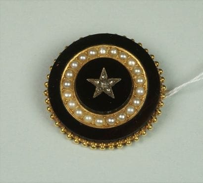 Broche ronde en or jaune 18K (750/oo) ornée...