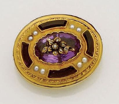 Broche ovale en or jaune 18K (750/oo) ornée...
