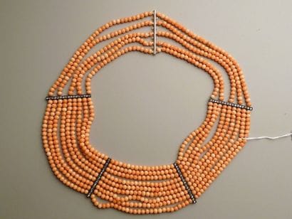 Collier plastron ancien composé de neuf rangs...
