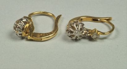Paire de petites dormeuses en or 18K (750/oo)...
