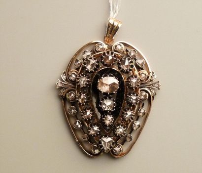 Pendentif en or rose 18K (750/oo)  agrémenté...