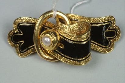 Broche en or jaune 18K (750/oo) ciselé et...