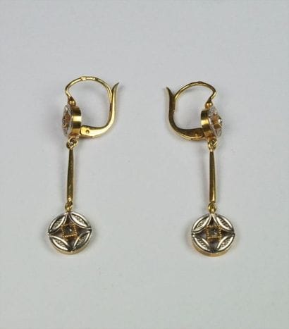 Paire de dormeuses longues en or 18K (750/oo)...
