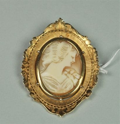 Broche en or jaune 18K (750/oo) à décor ciselé...