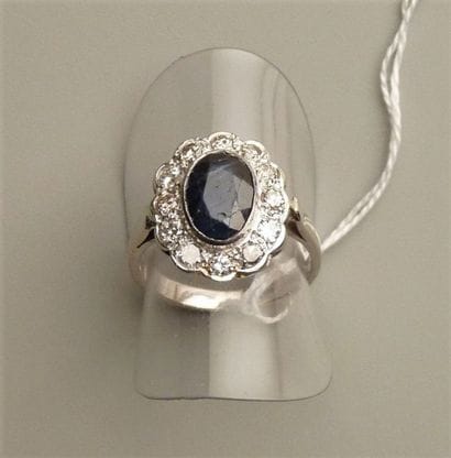 Bague festonnée en or gris 18K (750/oo) ornée...